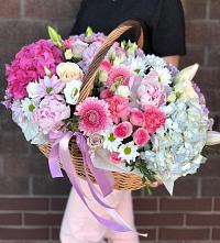 Цветочная композиция из Розы, Хризантемы, Пионы и Лизиантусы в корзине в Верхние Серги