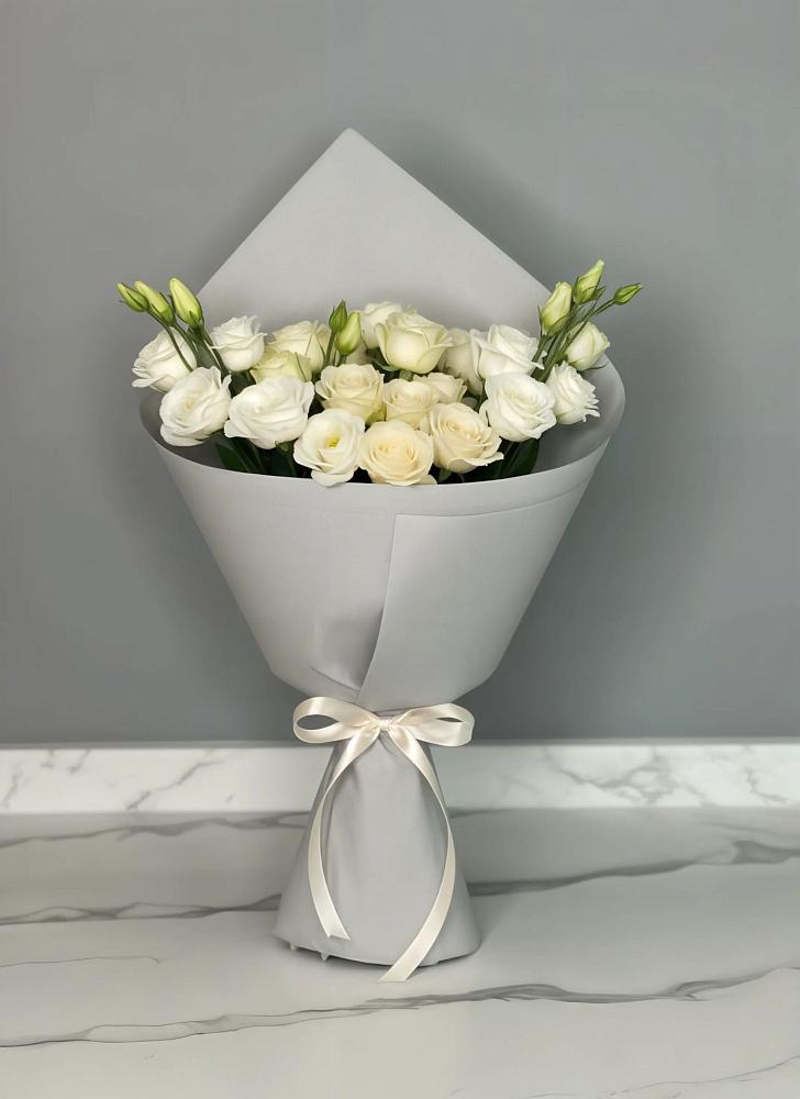 Букет цветов из: Розы и Лизиантусы в Верхние Серги