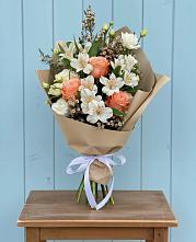 Букет цветов из:  Альстромерии, Лизиантусы, Розы и Хризантемы в Верхние Серги
