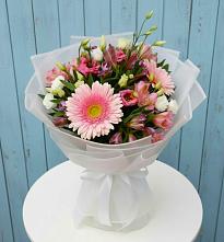 Букет цветов из:  Герберы, Альстромерии и Лизиантусы #REPLACE_PRED# Верхние Серги