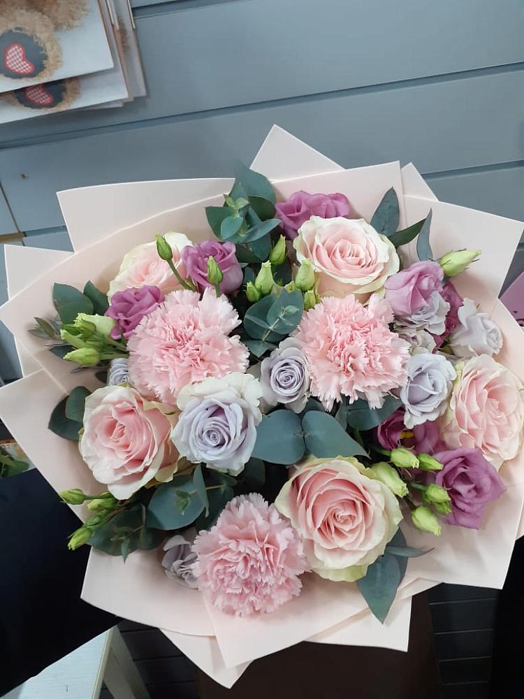 Букет цветов из: Розы, Гвоздики и Лизиантусы в Верхние Серги