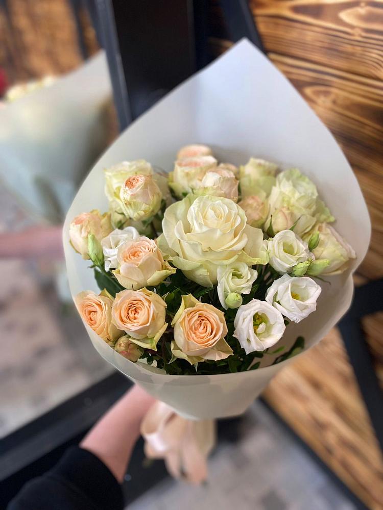 Букет цветов из: Розы и Лизиантусы в Верхние Серги